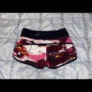 Lululemon Print 2.5" Speed Up Shorts sz 2
